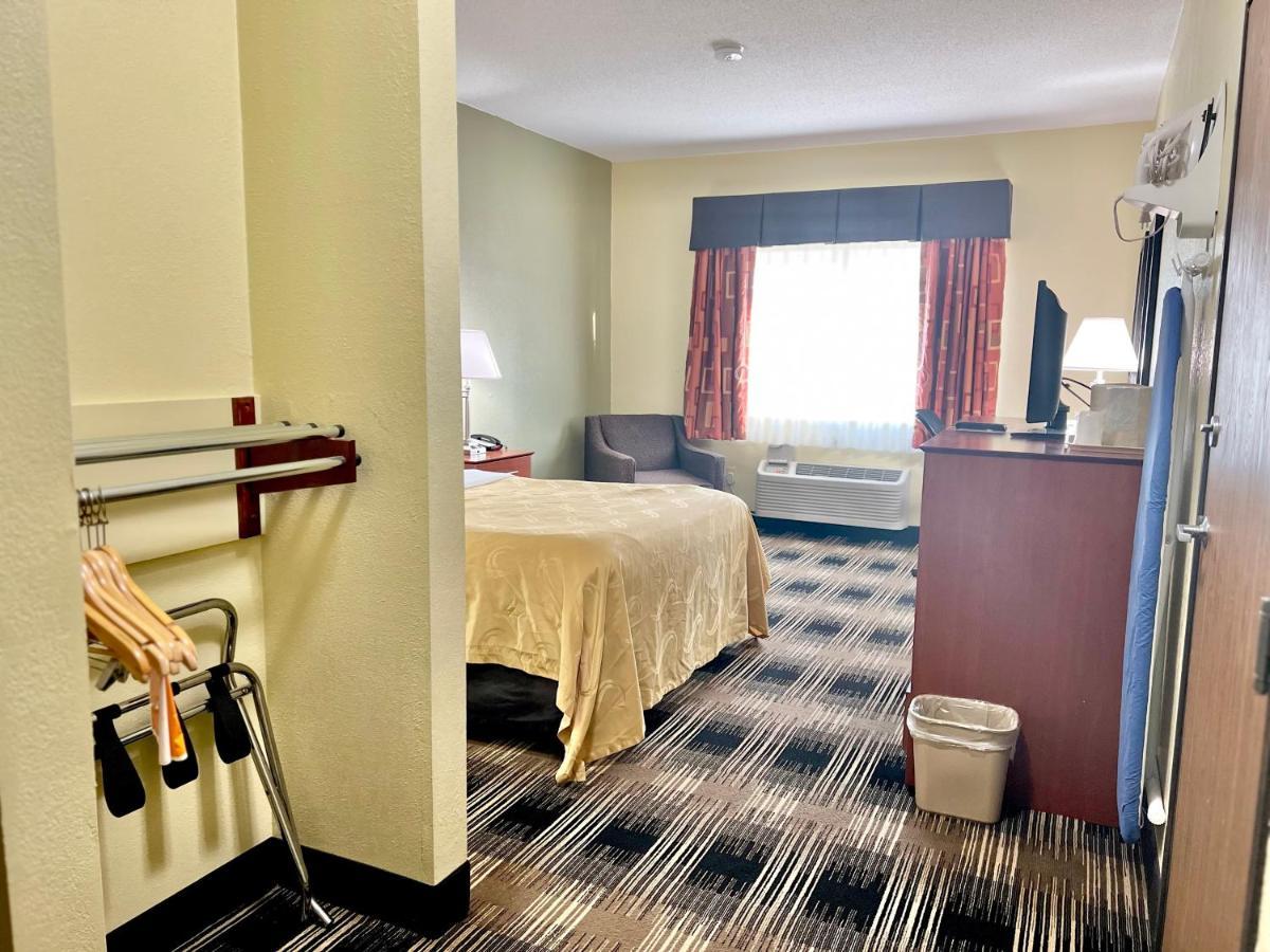 Quality & Downtown - Waterparks Area Hotel