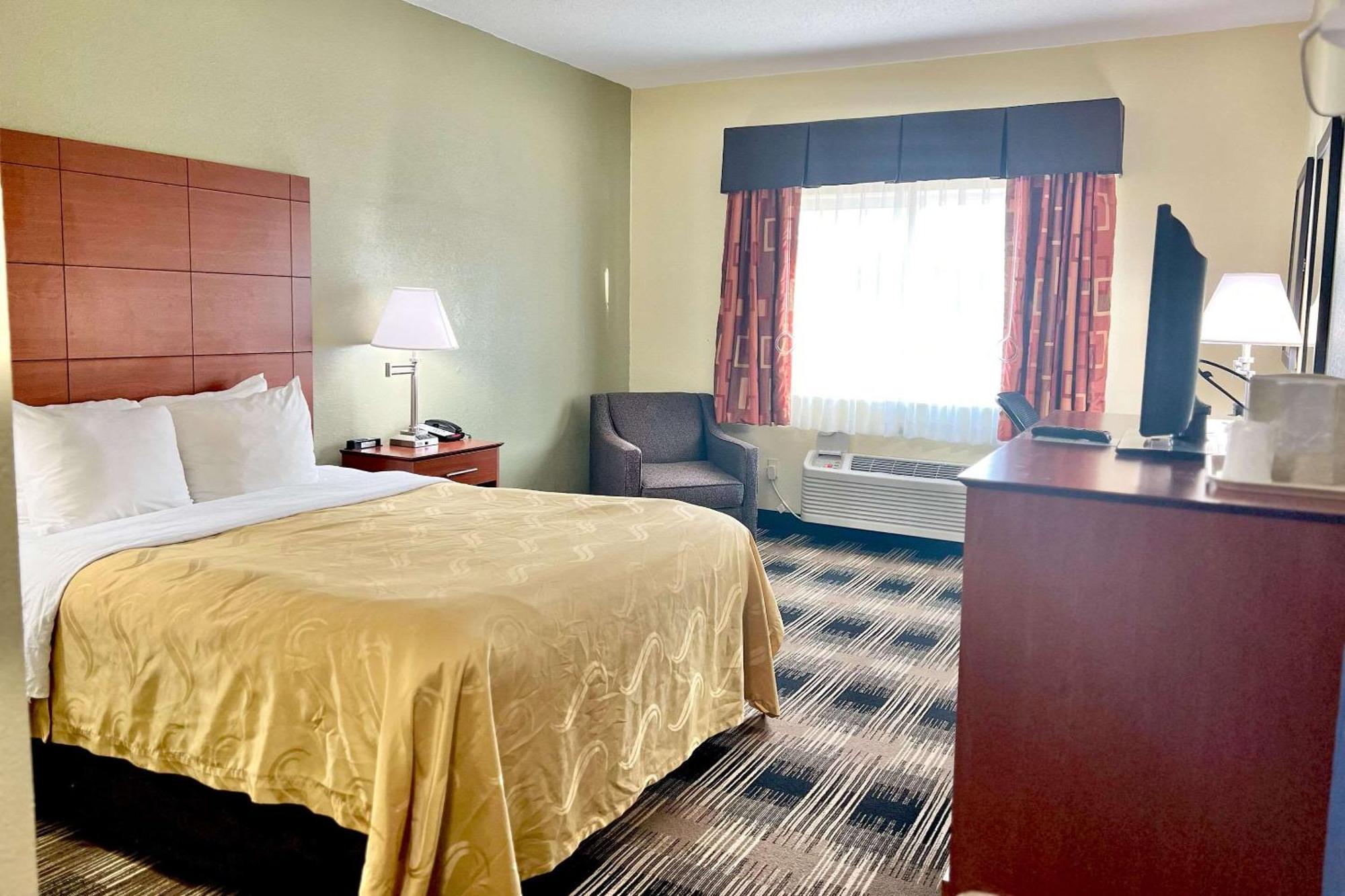 Hotel Quality & Downtown - Waterparks Area 2*