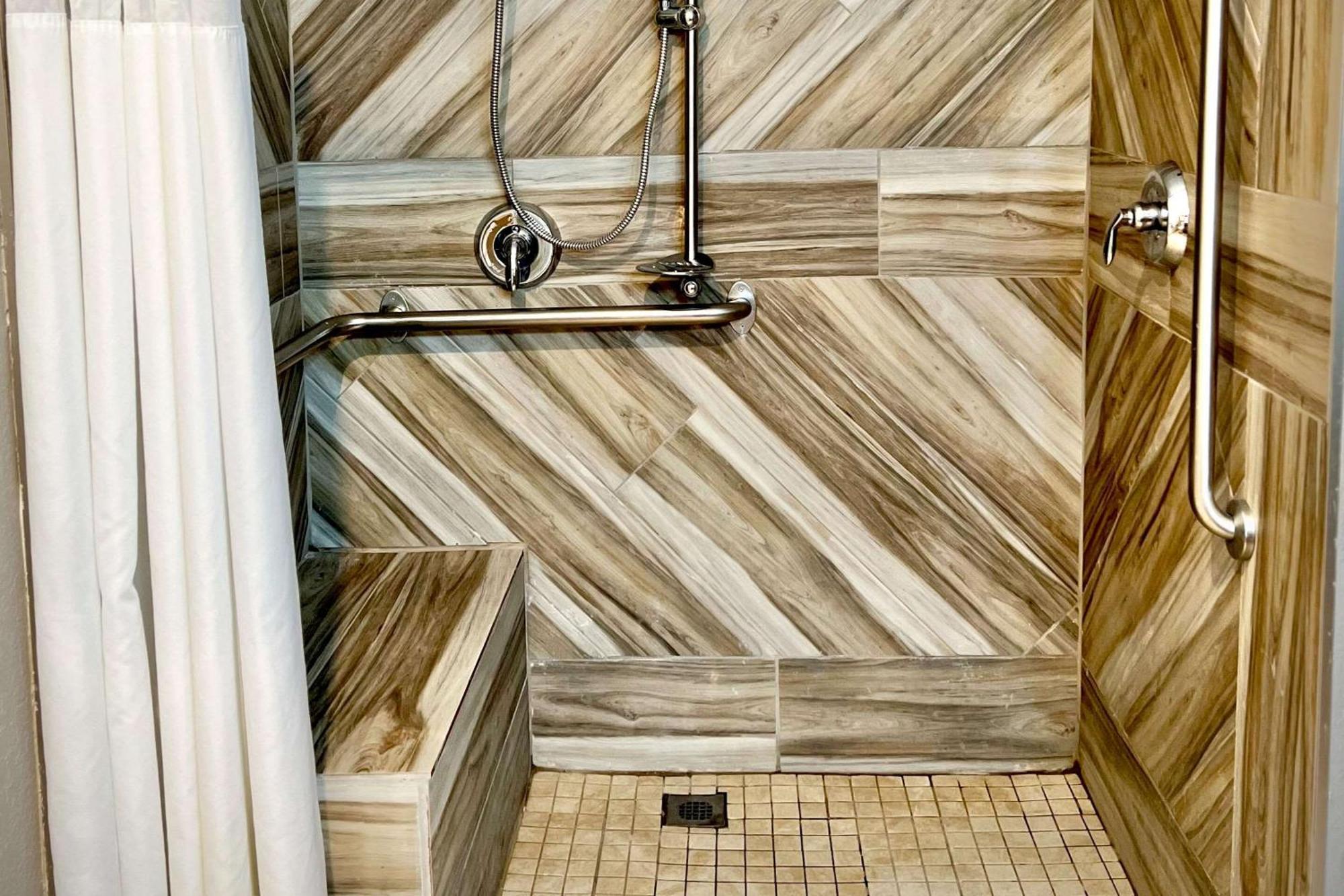 Quality & Downtown - Waterparks Area Hotel 2*