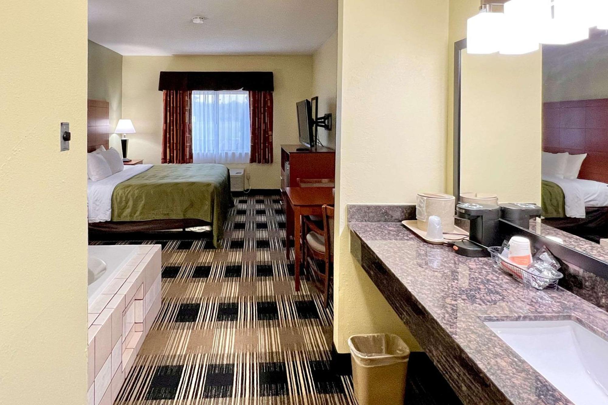 Quality & Downtown - Waterparks Area Hotel 2*