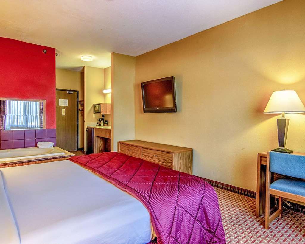 Quality & Downtown - Waterparks Area Hotel